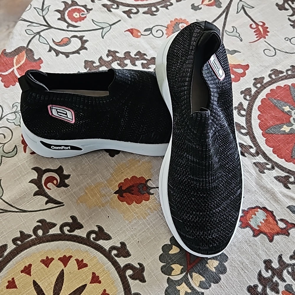Stretchy mesh breathable slip on tennis shoes sz.7.5 or 38